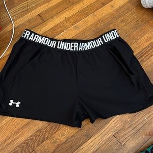Black under armor shorts with pockets
